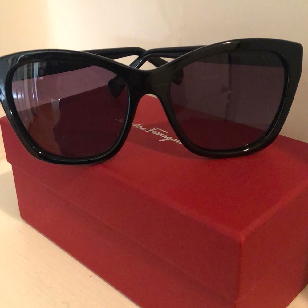 NIB Authentic SALVATORE FERRAGAMO SUNGLASSES BLACK GRAY GRADIENT